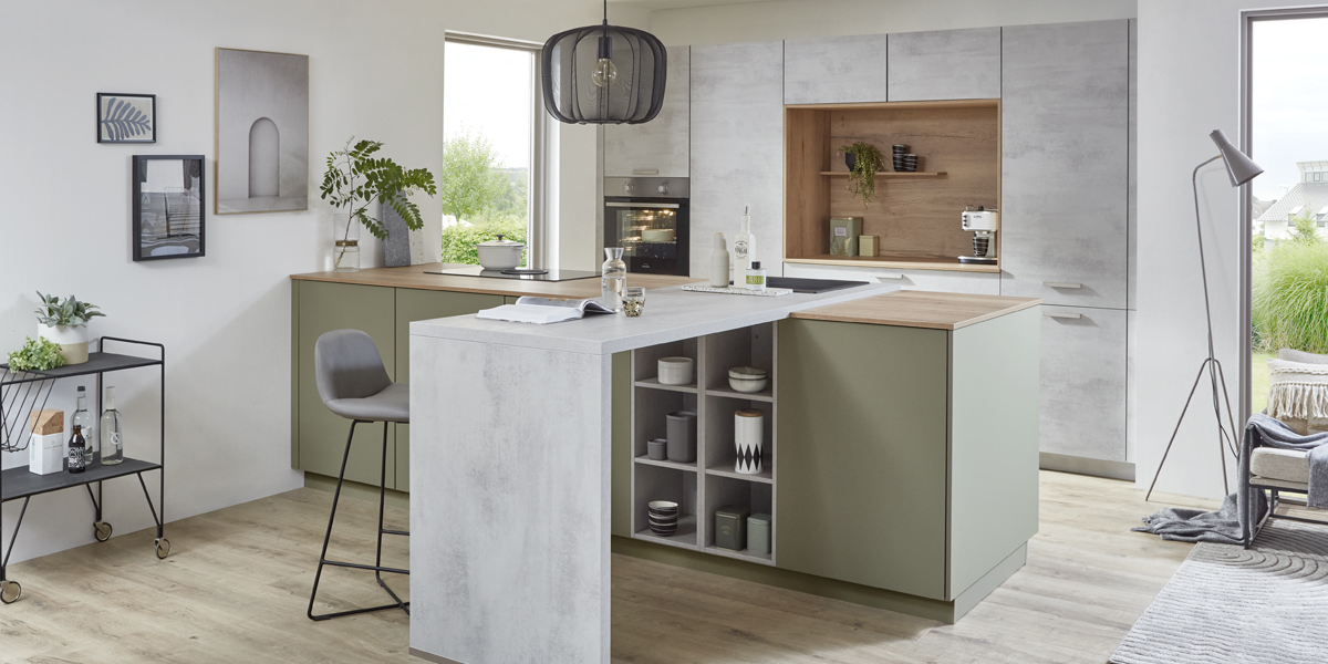 Rund um die Kochinsel trifft man sich   zum Kochen, Diskutieren und Genießen. Hier wird guter Geschmack nicht nur serviert, sondern auch gelebt. Die Inselküche verbindet Funktionalität mit Geselligkeit und schafft einen Raum, in dem man mittendrin statt nur dabei ist. Wer seine Küche als kommunikativen Mittelpunkt versteht, wird dieses Konzept lieben: offen, einladend und voller Atmosphäre.