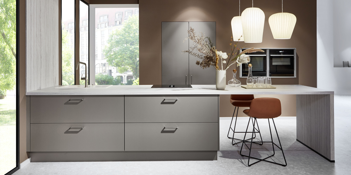 Rund um die Kochinsel trifft man sich   zum Kochen, Diskutieren und Genießen. Hier wird guter Geschmack nicht nur serviert, sondern auch gelebt. Die Inselküche verbindet Funktionalität mit Geselligkeit und schafft einen Raum, in dem man mittendrin statt nur dabei ist. Wer seine Küche als kommunikativen Mittelpunkt versteht, wird dieses Konzept lieben: offen, einladend und voller Atmosphäre.