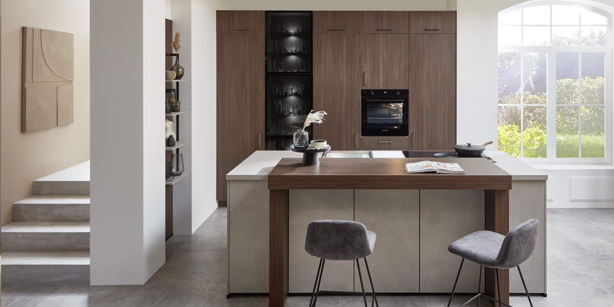 Rund um die Kochinsel trifft man sich   zum Kochen, Diskutieren und Genießen. Hier wird guter Geschmack nicht nur serviert, sondern auch gelebt. Die Inselküche verbindet Funktionalität mit Geselligkeit und schafft einen Raum, in dem man mittendrin statt nur dabei ist. Wer seine Küche als kommunikativen Mittelpunkt versteht, wird dieses Konzept lieben: offen, einladend und voller Atmosphäre.