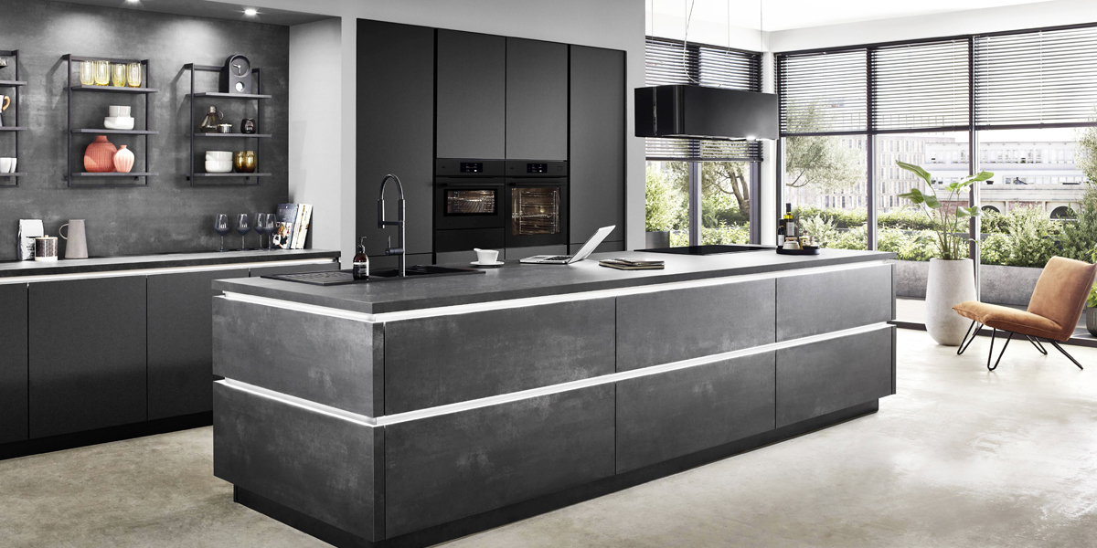 Beton-Dekore für Küchenfronten und Arbeitsplatten gibt es in verschiedenen Farbtönen   von Weißbeton über grau und schiefergrau bis Schwarz-Beton. Vielfältig kombinierbar sind alle Beton-Oberflächen: mit Materialien wie Holz, Glas und Stahl oder farbigen Accessoires ergeben sich bei der Küchengestaltung unzählige Varianten.